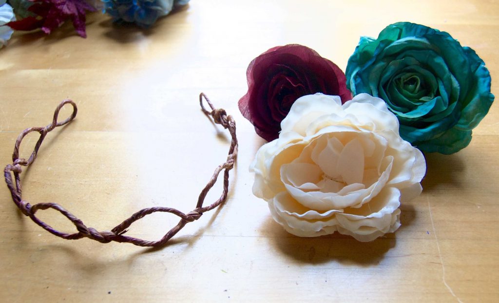 Flower crown DIY tutorial: make your own beautiful flower crowns, with tutorial and tips by an Etsy pro!