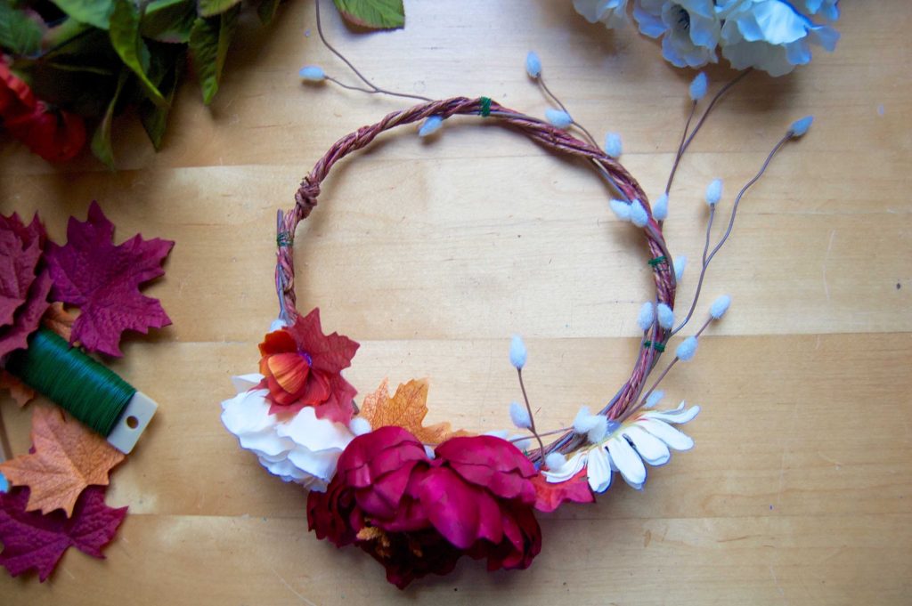 How to Make a Flower Headband with Real Flowers  Flower crown, Floral crown,  Flower head wreaths